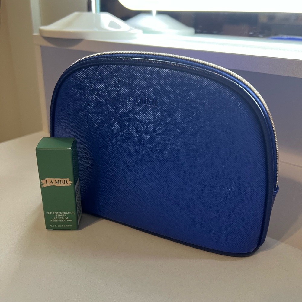 La Mer Blue Travel Cosmetic Pouch with La Mer Regenerating Serum